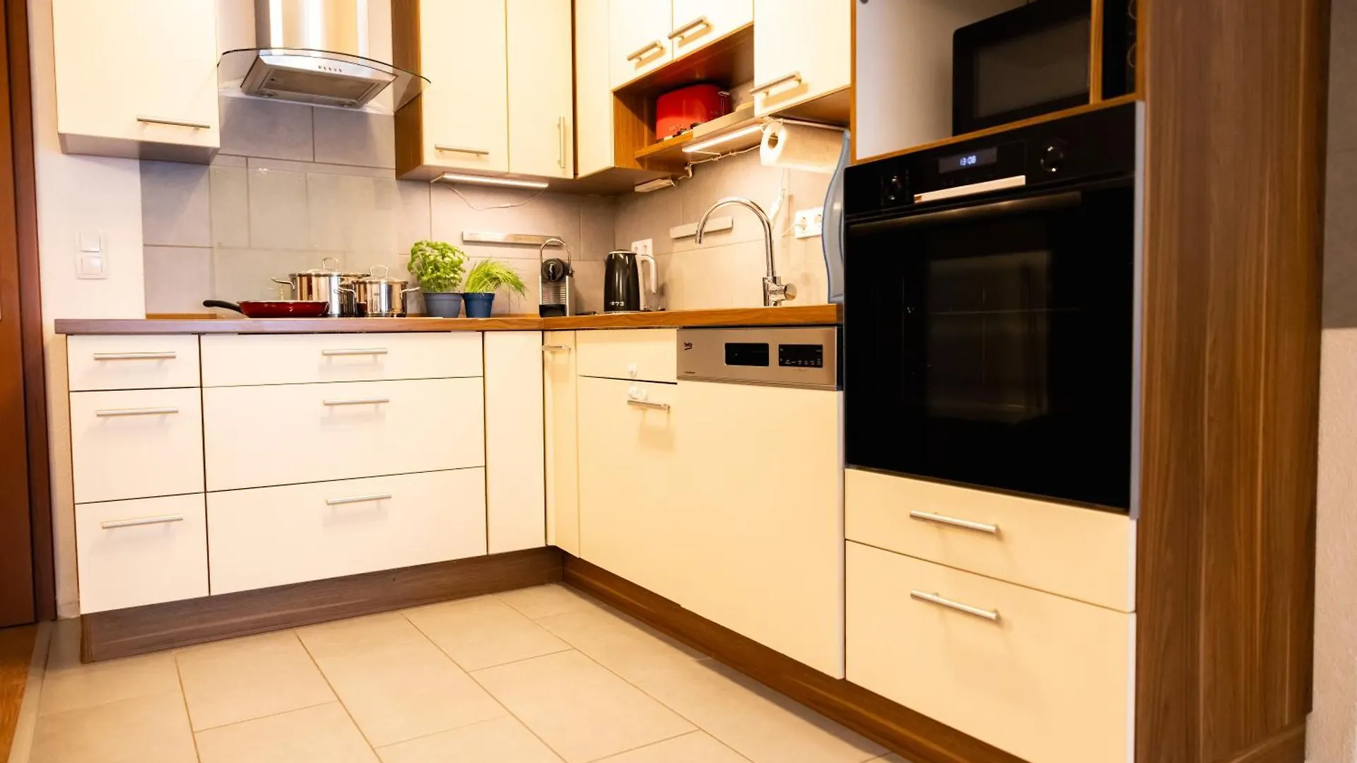 Grosse Schoene Ferienwohnung Mit Kleinem Garten Im Weinort Randersacker 0*,