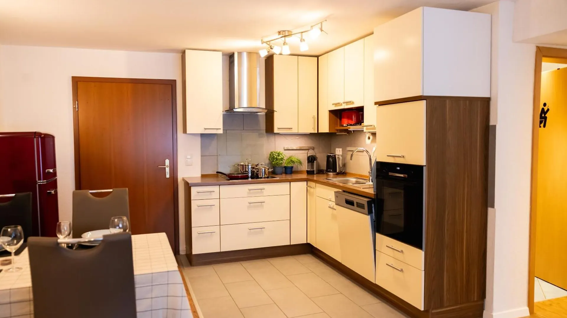 Grosse Schoene Ferienwohnung Mit Kleinem Garten Im Weinort Randersacker 0*,